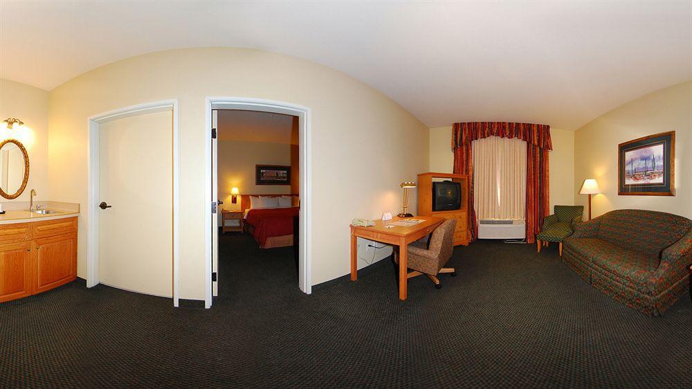 Country & By Radisson, Airport, Az Hotel