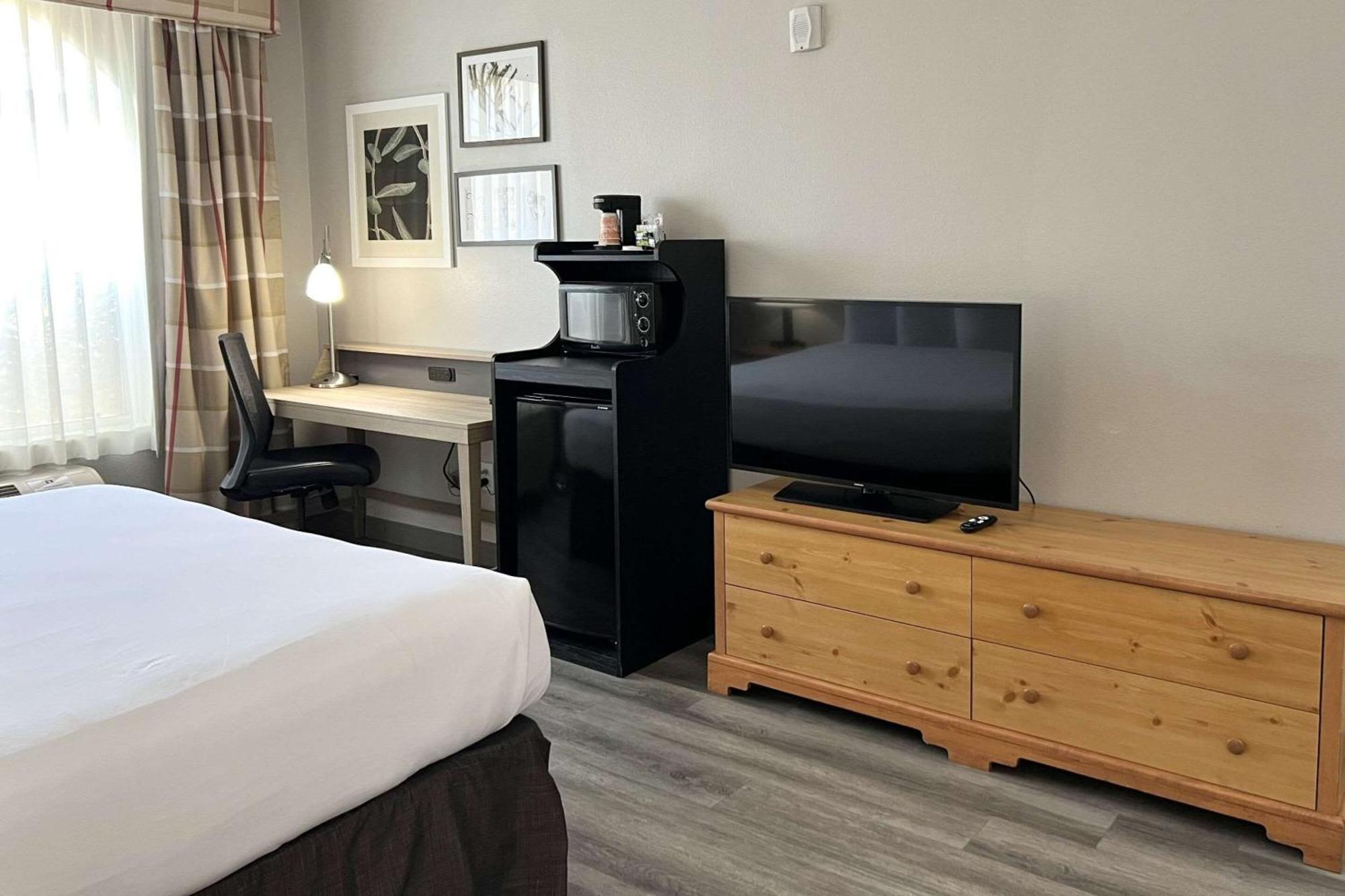 Country & By Radisson, Airport, Az 3*