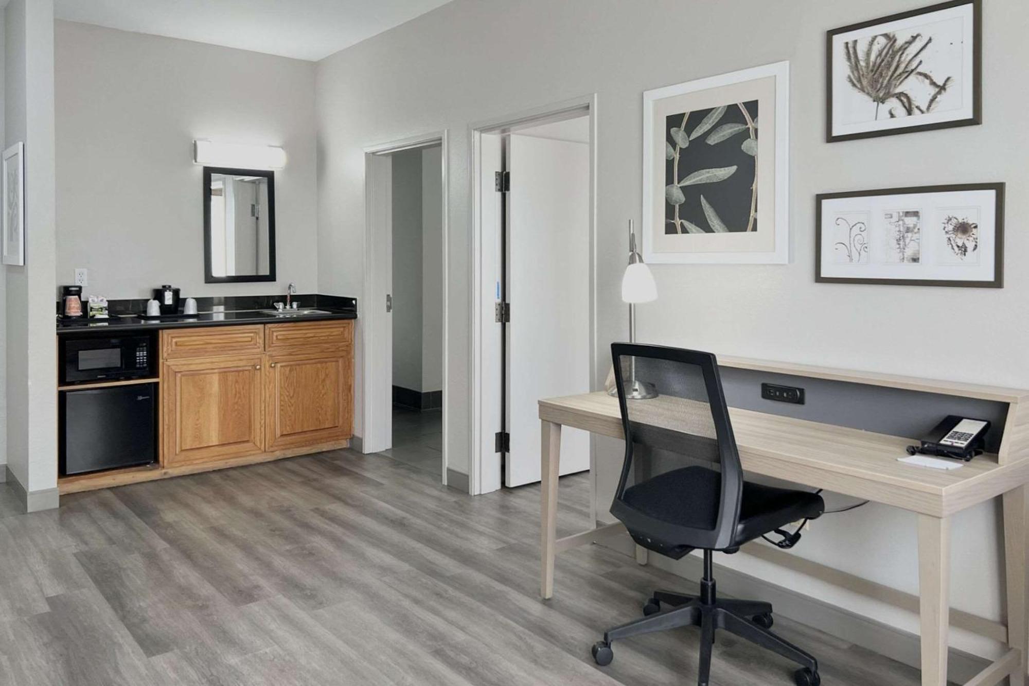 Hotel Country & By Radisson, Airport, Az 3*