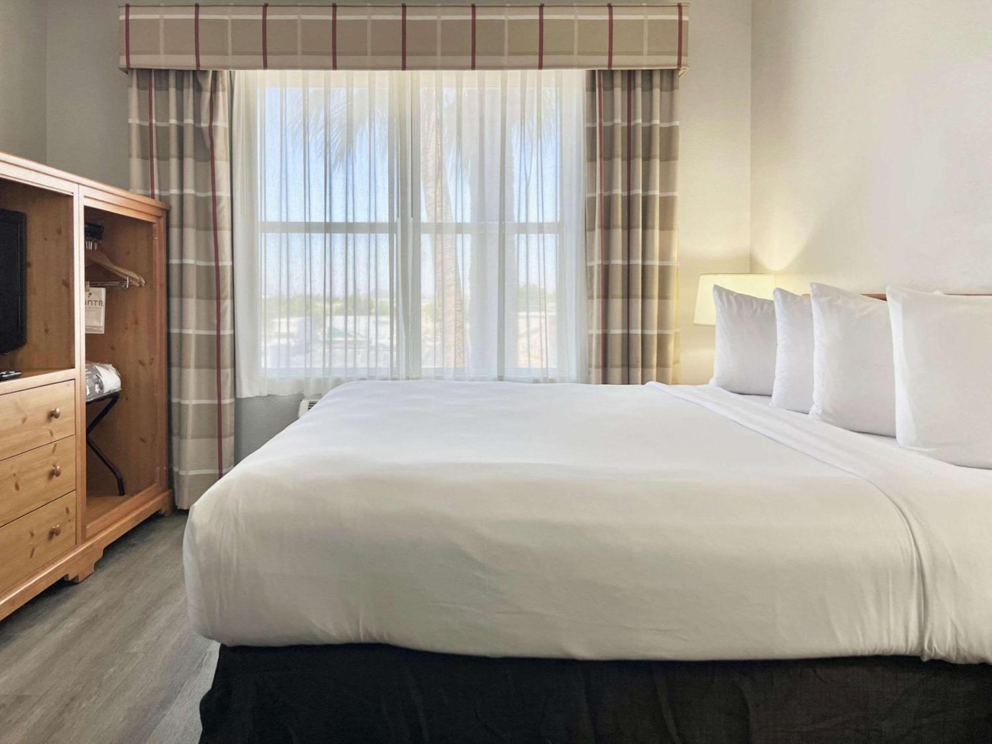 Hotel Country & By Radisson, Airport, Az 3*
